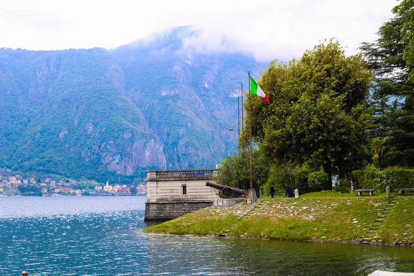 意大利国旗附近有阿尔卑斯山的枪背景, 科莫湖在 Mandello del 拉里奥. — 图库照片