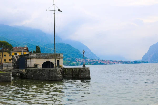 Como Gölü'nün, evi su, İtalya yakın tarihinde İtalyan sahil şeridi. — Stok fotoğraf