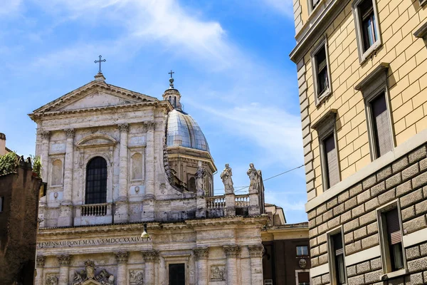 Oude verbazingwekkende kerk in Rome, Italië. — Stockfoto