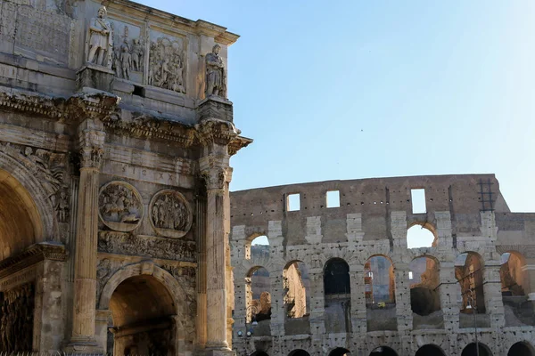 Łuk Konstantyna i Koloseum w Rzymie, Włochy. — Zdjęcie stockowe