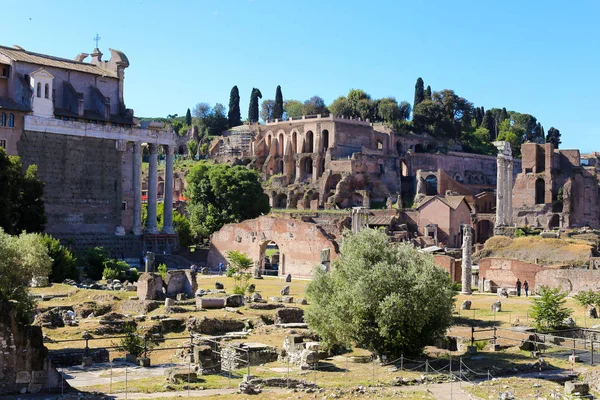 Güzel Roman Forum, kemerler ve sütunlar Roma, İtalya.