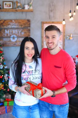 Mutlu adam kadını dekore edilmiş oda içinde mevcut kutlama Noel hediye.