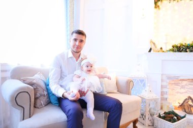 Genç Baba kızıyla Divan dekore edilmiş şömine yakın oturan.