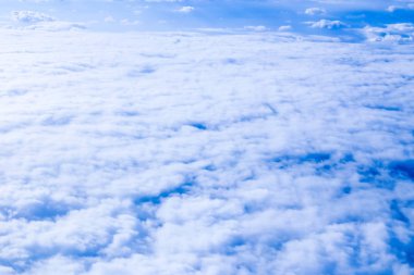 Mavi gökyüzü uçakta şaşırtıcı bulutlar.