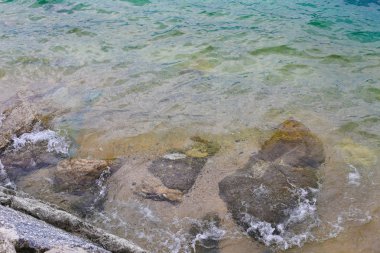 Şeffaf su ile kaplı taşlar.