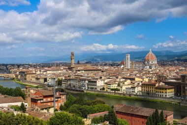 İnanılmaz Florense cityscape bulutlu arka planda, İtalya.