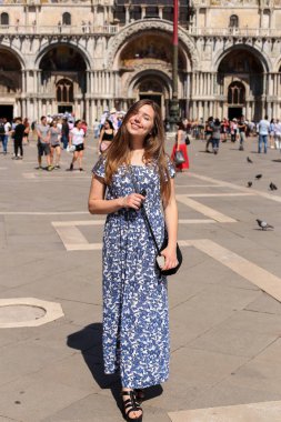 Piazza San Marco Venedik, İtalya üzerinde duran kadın.