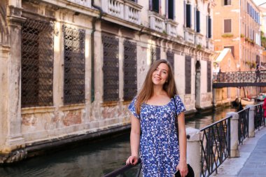Venedik, İtalya tırabzan oturan genç kız Turizm.