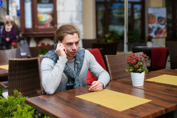 Joven Hombre Negocios Caucásico Sentado Cafetería Sreet Hablando Teléfono Inteligente — Foto de Stock