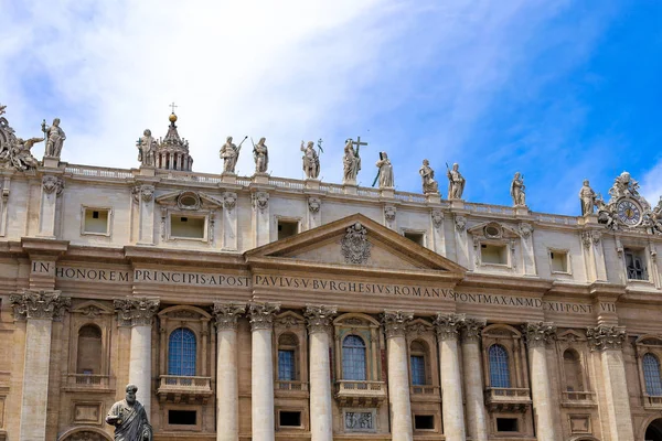 Verbazingwekkende dak en bouwen van de Sint-Pietersbasiliek in Rome, Italië. — Stockfoto