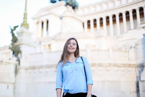 Ung kvinnlig turist står nära Altare della Patria i Rom, Italien. — Stockfoto