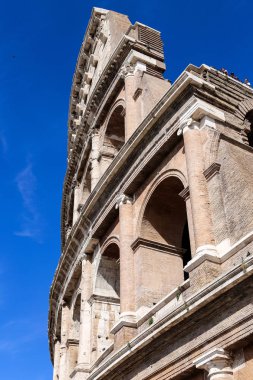 Arka planda, İtalya mavi gökyüzü ile Roma'da closeup Colosseum.