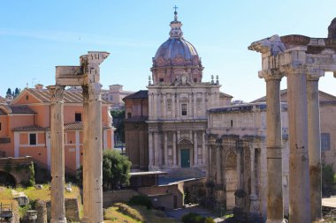 Kalıntıları Roma Forumu ve kilise Roma, İtalya.