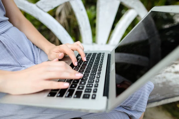 Primer plano caucásico manos femeninas utilizando el ordenador portátil, escribiendo mensaje en el teclado . — Foto de Stock