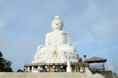 Beyaz büyük beton Buda heykelciği Phuket.