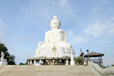Beyaz büyük beton Buda heykeli Phuket.