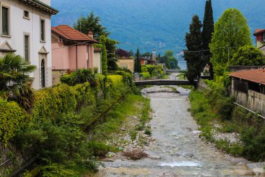 Güzel evler, ağaçlar ve arka plan Alpler'de ile şaşırtıcı İtalyan şehir Mandello.