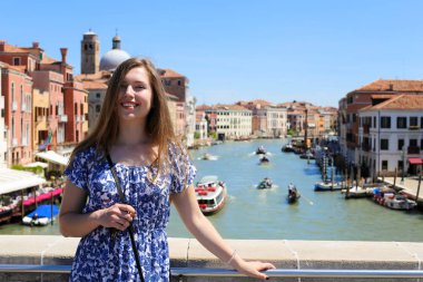 İtalya Venedik arka planda duran genç kadın turist.