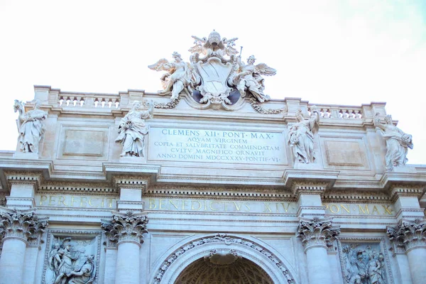 Paus Clemens Xii inscriptie op de zolder van de Trevi-fontein in Rome, Italië. — Stockfoto