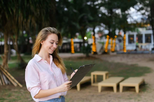 Joven empresaria escribiendo afuera, usando blusa . — Foto de Stock