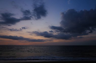 Deniz ve gündoğumu, bulutlar gökyüzü arka planda üzerinde.