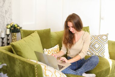 kitap bilet için dizüstü banka kartı kullanarak gazeteci erkek.