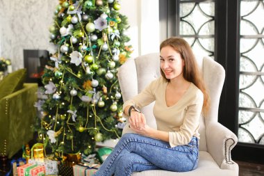 Yeni yıl içinde rahat oda mevcut SmartWatch test kız. 