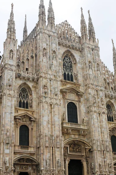Úžasný exteriér milánské katedrály Duomo v Miláně, Itálie. — Stock fotografie
