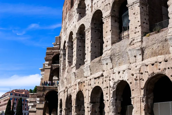 Zbliżenie słynnego Koloseum w Rzymie z chmury w tle, Włochy. — Zdjęcie stockowe