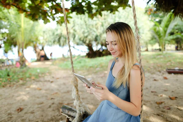 Jeune Fille Utilisant Tablette Balançoire Sur Sable Portant Jean Sundress — Photo