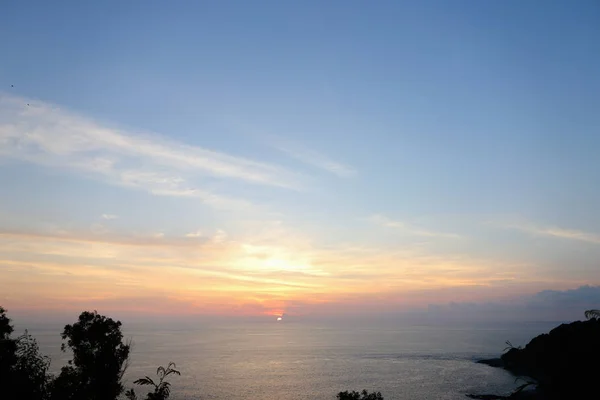 Sunrise paisagem do mar e árvores silhueta preta . — Fotografia de Stock