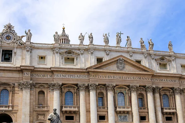 Dach und Gebäude der Petersbasilika in Rom, Italien. — Stockfoto