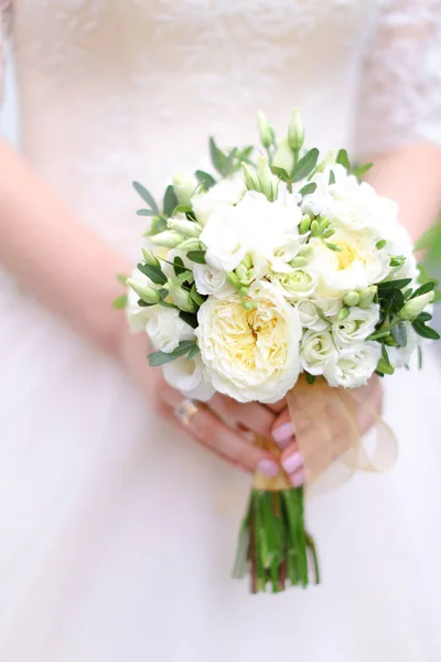 Närbild bruden att hålla vit bukett blommor. — Stockfoto