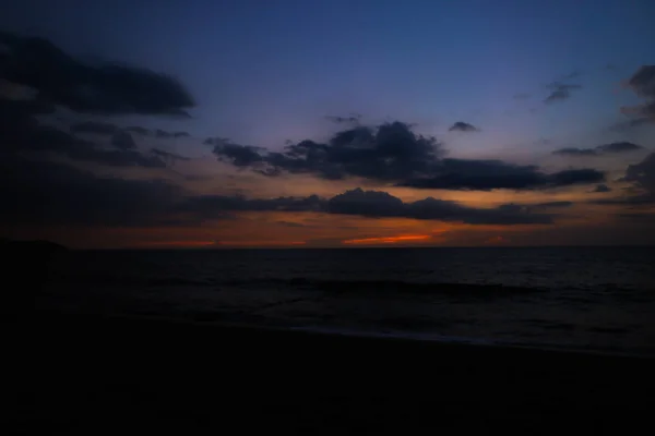 Orilla del mar vacía y amanecer, nubes en el cielo en el fondo. Concepto de naturaleza y paisajes . — Foto de Stock