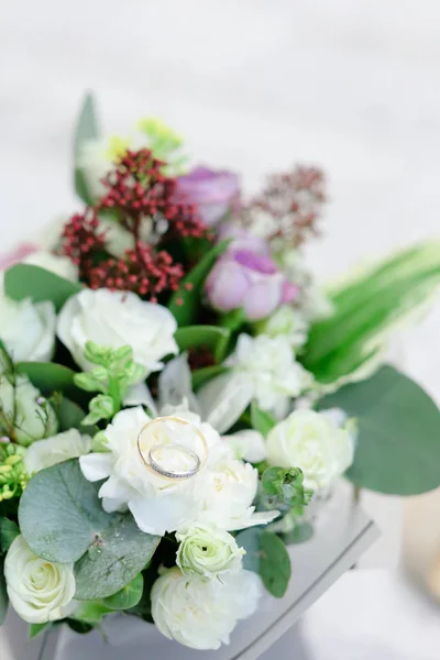 Closeup bruiloft schattig boeket met ringen. — Stockfoto