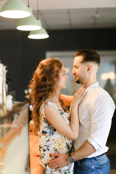 Junge charmante Frau umarmt Ehemann im Café. — Stockfoto