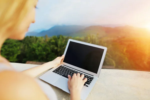 Sunshine foto de jovem mulher usando laptop, montanhas no fundo, Bali . — Fotografia de Stock