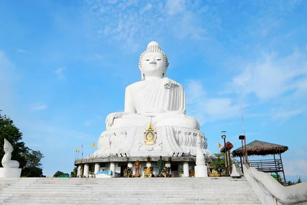 थायलंडमधील फुकेतमध्ये बुद्धाचा मोठा पांढरा पुतळा . — स्टॉक फोटो, इमेज