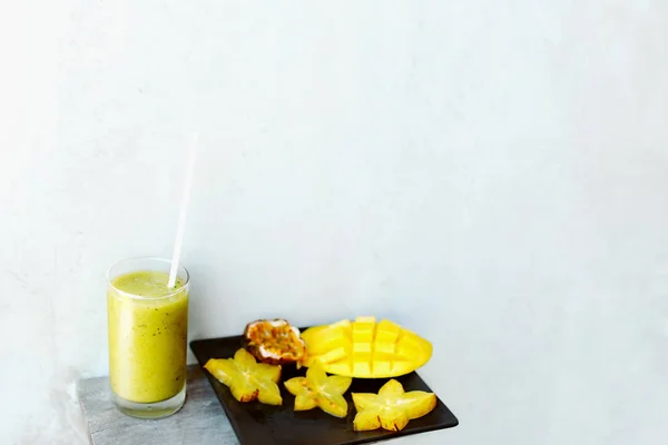 Leckerer frischer Saft und Mango mit Karambola auf Teller, weißer Hintergrund mit Copyspace. — Stockfoto