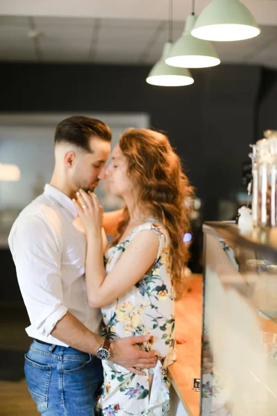 Joven esposa europea abrazando marido en la cafetería . — Foto de Stock
