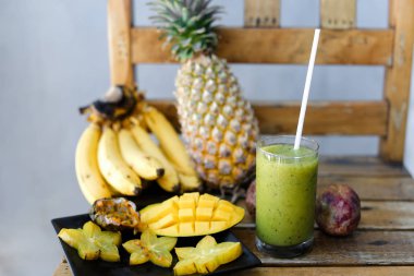 Kivi taze lezzetli meyve suyu muz, carambola mango ve çam-elma ile yakın.