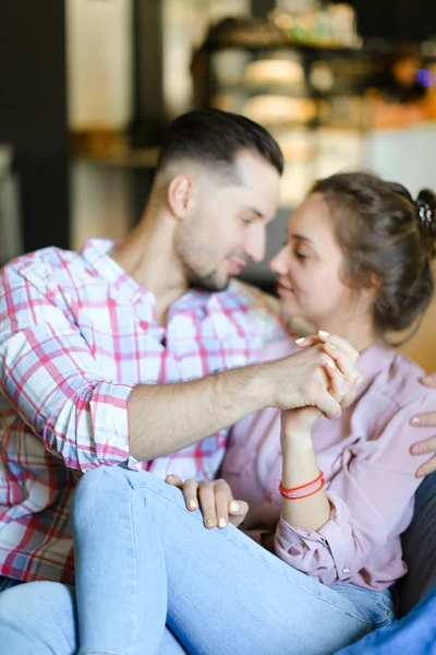 Junger hübscher Junge umarmt Freundin in Jeans. — Stockfoto