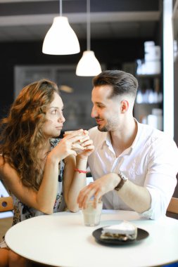 Genç güzel kız erkek kafede oturan ve dinlenme.