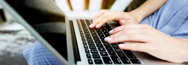 Banner de primer plano manos femeninas escribiendo en el teclado del ordenador portátil . — Foto de Stock