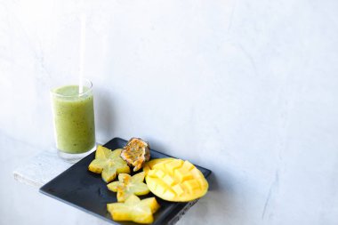 Mango ve carambola siyah plaka, kivi taze meyve suyu.