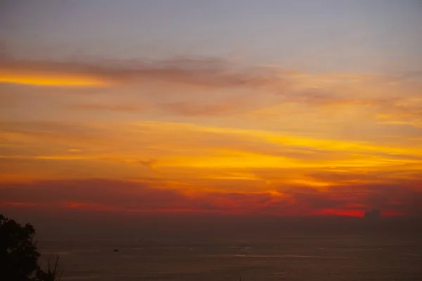 Skyscape úžasný západ slunce a moře. — Stock fotografie