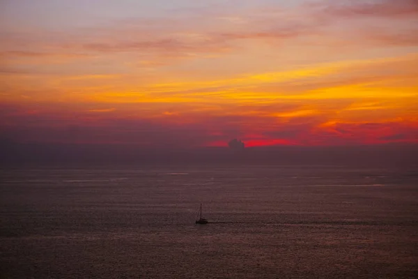 Mar tranquilo en la puesta del sol fondo naranja y violeta . — Foto de Stock