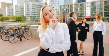 Kameraya bakarak ve saç ile iş ile oynamaya Sekreteri 