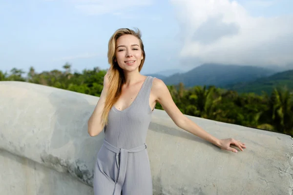 年轻的白种女性人站在山的背景 穿着灰色的衬衫 自然的概念和旅行 夏天假期 — 图库照片