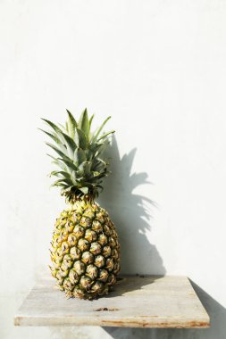 Beyaz duvar arka plan kopya alanı ile izole ananas.
